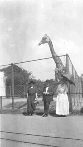 Carrie Chapman Catt poseert samen met twee anderen bij een giraf in de dierentuin, Buenos Aires 1923