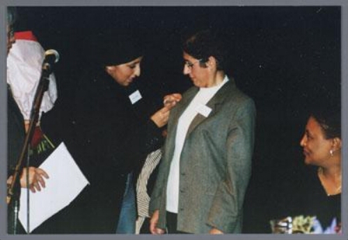 Uitreiking van de Zami-award 2001 aan de Iraanse vluchtelinge, sociologe en actief voor de verbetering van de positie van vluchtelingen : Parvin Shahbazy 2001
