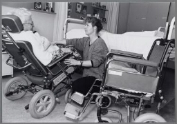 Ergo-therapeute in een verpleeghuis aan het werk. 1996