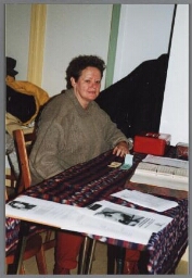 Zami vrijwilliger Lenie Kooyman tijdens de Hindostaans-Surinaamse Zamicasa georganiseerd in samenwerking met Lalla Rookh 1998