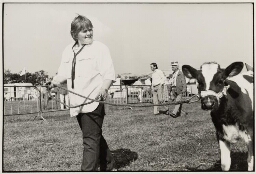 Leerlinge van de landbouwschool met 'haar eerste kalf' tijdens een veekeuring. 1987