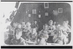 Leerlingen aan de School met de Bijbel, hoogstwaarschijnlijk in de klas van onderwijzeres Anna Schuijff. 1933?