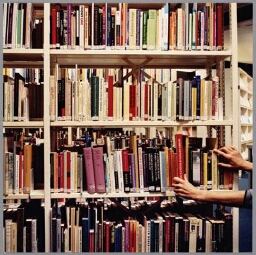 Interieur van het IIAV, boekenkasten in de bibliotheek. 2000
