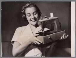 Vrouw met naaimachine Sew Easy 195?