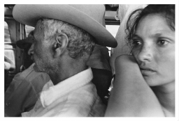 Nicaraguaanse man en vrouw tijdens een busrit. 1984