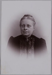 Studioportret van Catharine van Tussenbroek, de eerste vrouw, die toelatingsexamen  deed voor de universiteit en de tweede vrouwelijke arts in Nederland. 190?