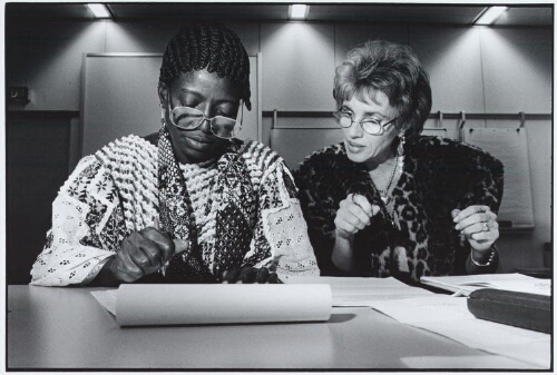 Het doornemen van aantekeningen tijdens het congres van het Internationaal Verbond van Vrije Vakverenigingen met als thema: 'De wereld door gelijkheid'. 1994