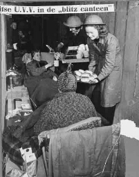 Britse leden van de UVV helpen in de 'Blitz Canteen', een ondergrondse schuilplaats. 194?
