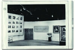 Stand van de afdeling 'De vrouw in de kunst': 'Architectuur en Kunstnijverheid' op de tentoonstelling 'De Nederlandse Vrouw 1898-1948'. 1948