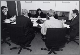 Vrouw in management vergadering van uitgeverij SDU. 1997