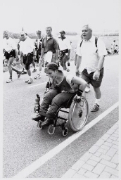 Deelneemsters van het WIG team aan de Nijmeegse Vierdaagse in rolstoel. 1996