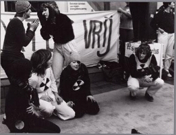 Straattheater van Vrouwen tegen Kernenergie bij de vrouwenstaking tegen de abortuswet 1981