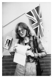 Vrouw met het diploma van de moedermavo in haar hand. 1980