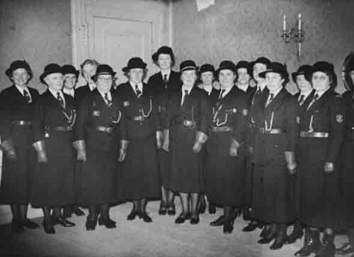 Leden van het Korps Vrouwelijke Vrijwilligers (KVV) in uniform. 1940