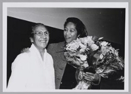 Molukse Nel Lekatompessy, winnaar van de eerste prijs, met haar moeder tijdens de uitreiking van de Zami Award 1997 voor Beste Actrice 1997