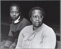 Twee vrouwen uit Sharpville bij het congres van de Vrouwenbond FNV. 1988