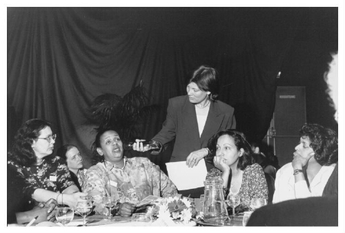 Andrée van Es interviewt leden van de werkgroep etnische minderheden FNV, tijdens de eerste algemene vrouwenconferentie FNV 'Werken aan Kwaliteit'. 1996