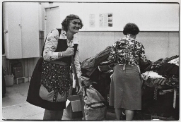 Medewerksters van het Leger des Heils maken de verkoopruimte van 2e hands goederen schoon. 1978