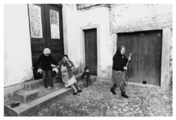 Twee Algerijnse vrouwen met kinderen, Eén van de vrouwen zit op een trap met een wasmand. 197?