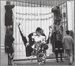 Autonome Vrouwen hangen een spandoek op bij Paleis Noordeinde. 1990