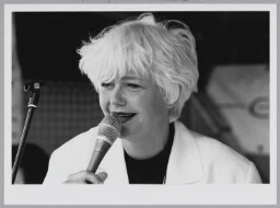 Matilde Santing zingt tijdens de Potten en Flikkerdag. 1997
