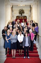 E-Quality-medewerkers poseren op de trap van de Haagse Sociëteit De Witte, na afloop van de Prinsjesdagborrel Vrouw & Geld in 2009 2009
