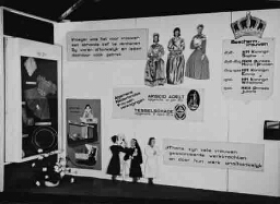 Stand van de afdeling 'De vrouw in beroep, bedrijf en sociaal werk': Algemene Nederlandse Vrouwen Verenigingen: 'Arbeid Adelt en Tesselschade' op de tentoonstelling 'De Nederlandse Vrouw 1898-1948'. 1948