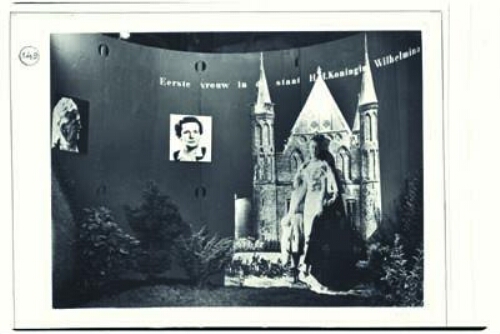 Stand ' De Eerste vrouwen in de Staat', afdeling 'De vrouw in staat en politiek' op de tentoonstelling 'De Nederlandse Vrouw 1898-1948' 1948