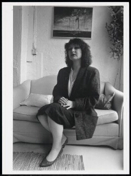 Portret van een vrouw -Juliette- die op haar bank poseert 1987