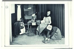 Stand van de afdeling 'De vrouw in beroep, bedrijf en sociaal werk': 'Kraamkamer in 1898' op de tentoonstelling 'De Nederlandse Vrouw 1898-1948'. 1948