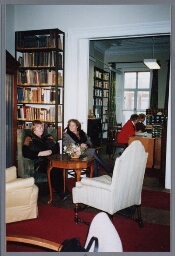 Annemarie Kloosterman en Heleen Massee van het IIAV op bezoek bij het Damesleesmuseum 1997