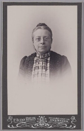 Studioportret van Catharine van Tussenbroek, de eerste vrouw die toelatingsexamen  deed voor de universiteit en de tweede vrouwelijke arts in Nederland. 189?