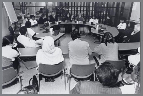Vluchtelingen vrouwen praten met leden van de Tweede Kamer gebouw 2000
