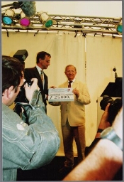 Duco Stadig en Frank Bijdendijk, algemeen directeur van woningbedrijf Het Oosten, met cheque tijdens de opening van IJburg, een nieuwe stadswijk van Amsterdam 2001