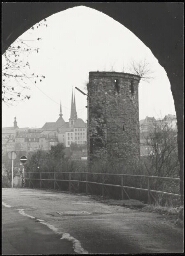 Toren met gebouw op de achtergrond in stad Luxemburg 1979
