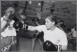 Meiden aan het kickboksen in de sportschool. 2001