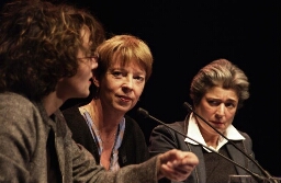 V.l.n.r.: Astrid Feiter, Suzanne Weusten en Ingrid Kluvers discusiëren tijdens het Lover debat met als thema 'Feminisme is (niet) te koop' 2003