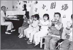 Tijdens de wereldvrouwenconferentie in Beijing krijgen kinderen muziekles in een crèche 1995