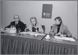 Persconferentie door minister Borst (VWS) en de Heer de Graaf (voorzitter Ziekenfondsraad) over de voorlichtingscampagne mbt 1996