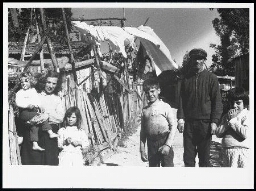 Een gezin: vader, moeder en vier kinderen in een krottenwijk. 1976