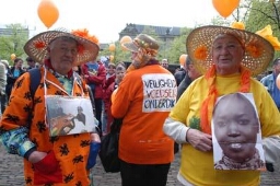 Actievoerders tijdens de actie 'Royaal Gebaar', een initiatief om naar aanleiding van Beatrix' 25-jarig regeringsjubileum alle asielzoekers een generaal pardon te geven. 2005