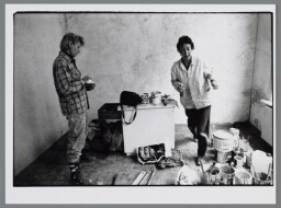 Samenwerkende schilders Hassie Kuijpers en Trijntje Kaleverda bespreken het werk in het vrouwenknooppunt aan de Doelstraat 1987