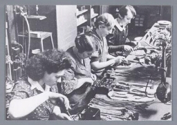 Vrouwen zetten technische apparatuur in elkaar. 194?