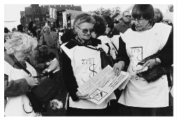 Zusters voeren actie tegen kruisraketten. 1983