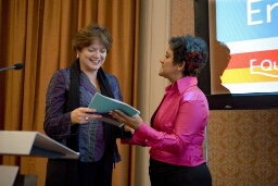 Minister Ella Vogelaar (Women, Wijken en Intregratie) ontvangt het advies Emancipatie in de Buurt van Joan Ferrier (directeur E-Quality) tijdens de jaarlijkse Prinsjesdagborrel van E-Quality 2007