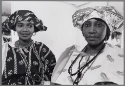 Surinaamse vrouwen in kotomissie klederdracht. 1995