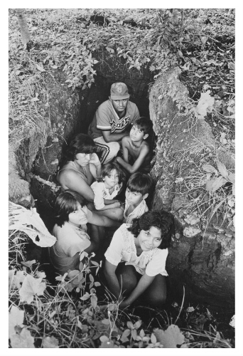 Een gezin zit in een schuilkelder in hun tuin in Managua, Nicaragua. 1984
