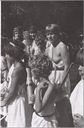 Vrouwen in amazonekostuum tijdens het vrouwenfestival. 1977