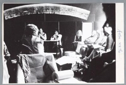 Paula Wassen spreekt tijdens een ledenbijeenkomst van MVM 1976