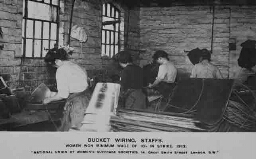 Vrouwen die emmers bedraden. 1912